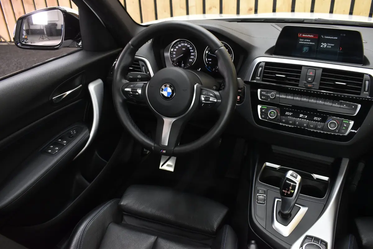 118i Executive M Sport 107dkm Leer LED Automaat NL-auto 18"4S Clima Stoelverw. + Nwe APK