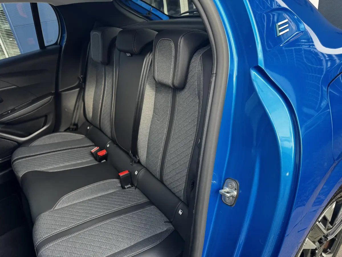 E-Style - STOELVERWARMING - APPLE CARPLAY/ANDROID AUTO - PARKEERSENSOREN