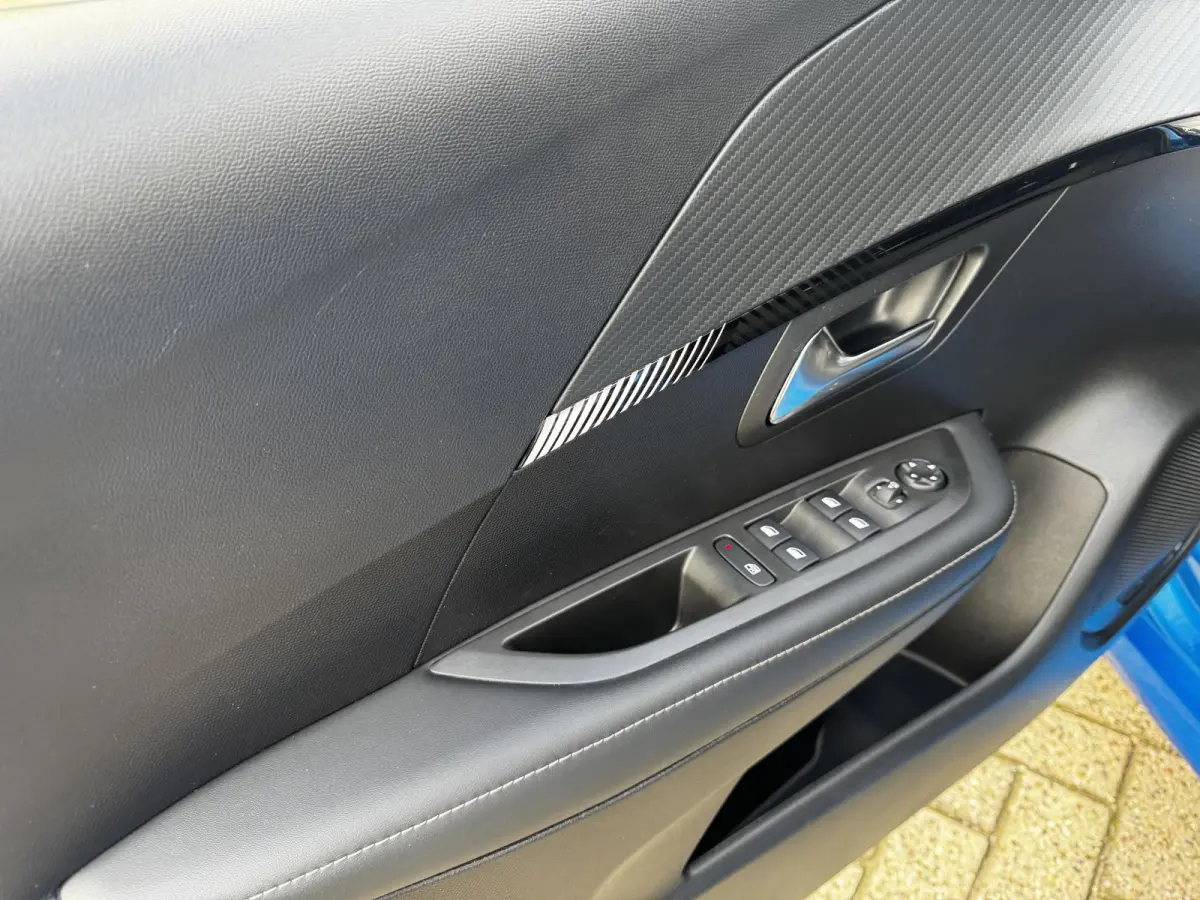 E-Style - STOELVERWARMING - APPLE CARPLAY/ANDROID AUTO - PARKEERSENSOREN