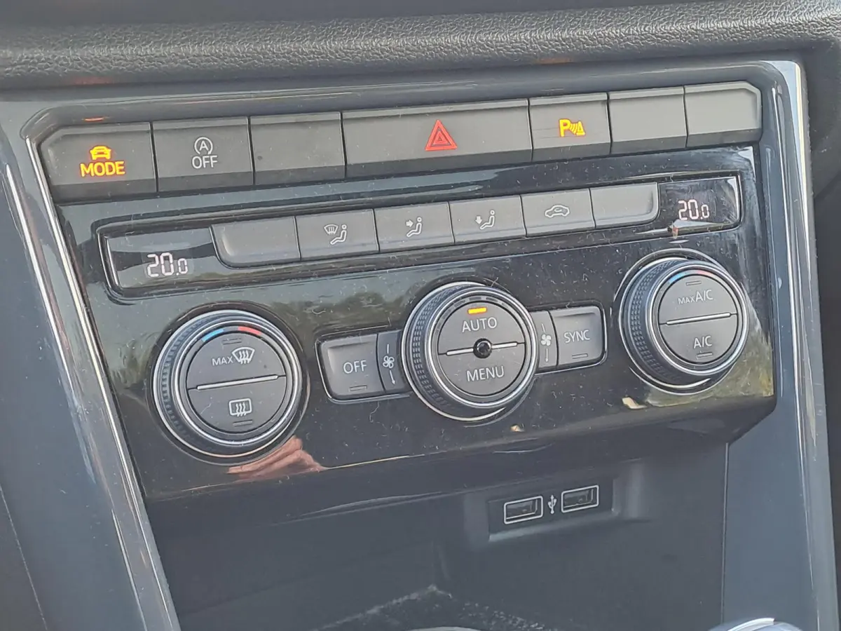 1.5 TSI Sport Business R | PANORAMA-SCHUIFDAK | CAMERA | NAVIGATIE | ZWART DAK