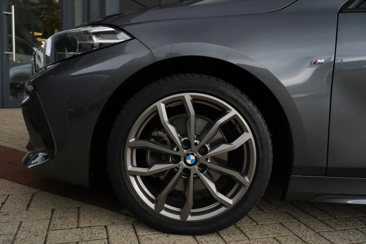118i M Sport High Executive | 141 PK | Navigatie | Apple CarPlay/Android Auto | Stoelverwarming | BMW 1-serie 118i High Executive met 141 PK uit een 1.5-liter driecilinder benzinemotor, lede