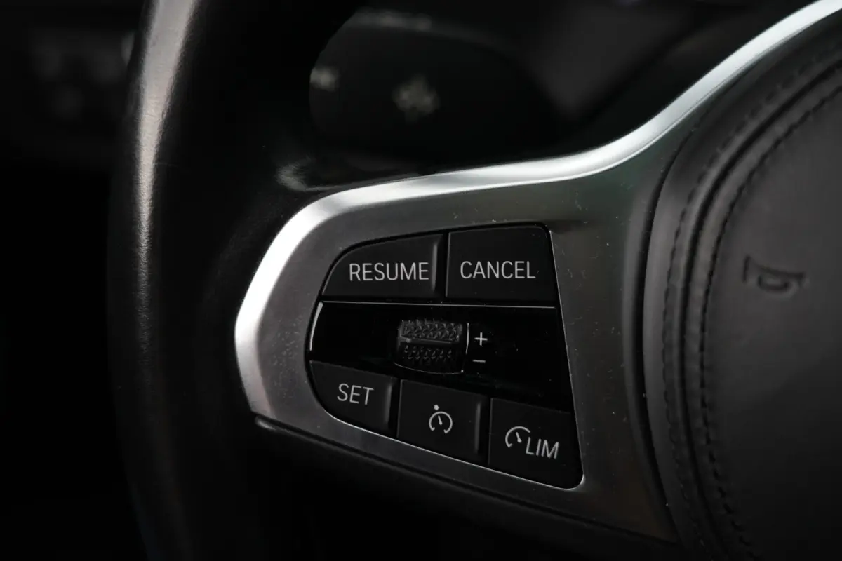 118i M Sport High Executive | 141 PK | Navigatie | Apple CarPlay/Android Auto | Stoelverwarming | BMW 1-serie 118i High Executive met 141 PK uit een 1.5-liter driecilinder benzinemotor, lede