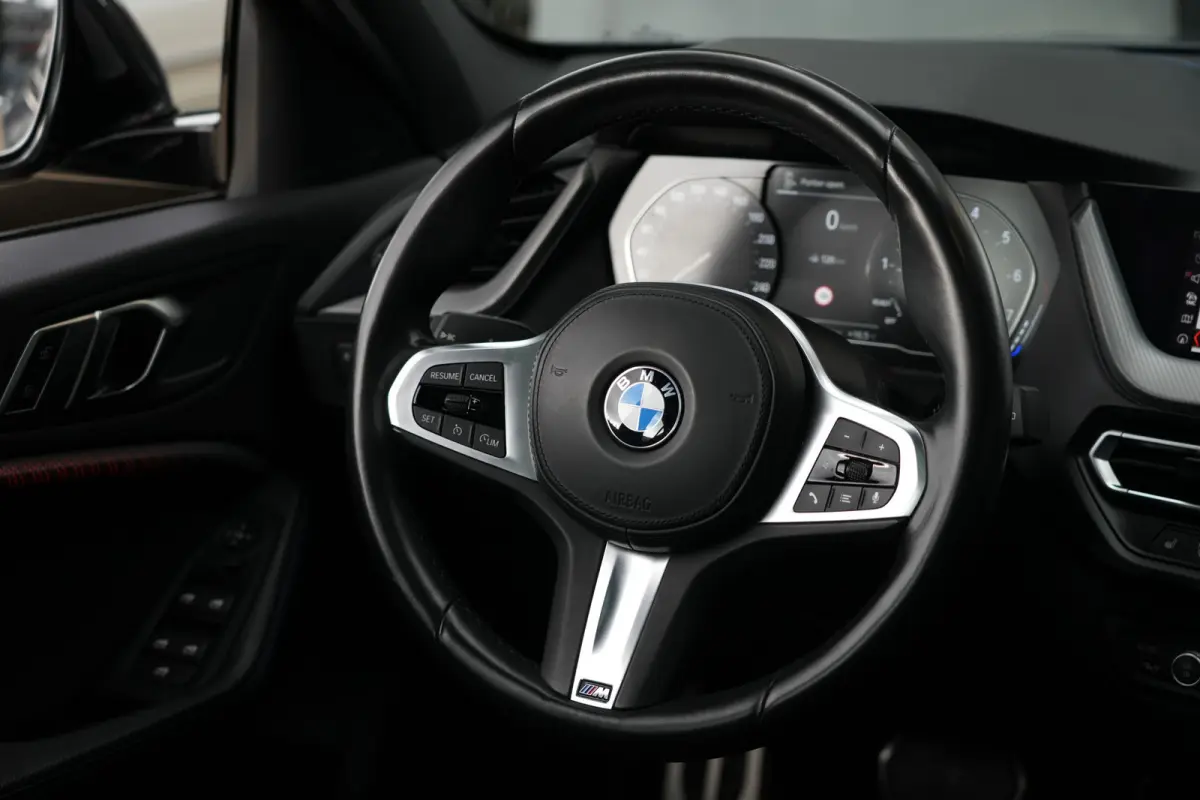 118i M Sport High Executive | 141 PK | Navigatie | Apple CarPlay/Android Auto | Stoelverwarming | BMW 1-serie 118i High Executive met 141 PK uit een 1.5-liter driecilinder benzinemotor, lede
