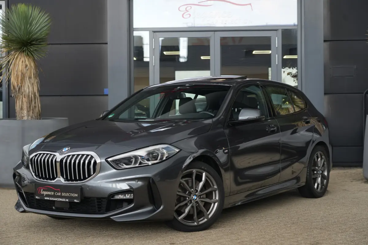 118i M Sport High Executive | 141 PK | Navigatie | Apple CarPlay/Android Auto | Stoelverwarming | BMW 1-serie 118i High Executive met 141 PK uit een 1.5-liter driecilinder benzinemotor, lede