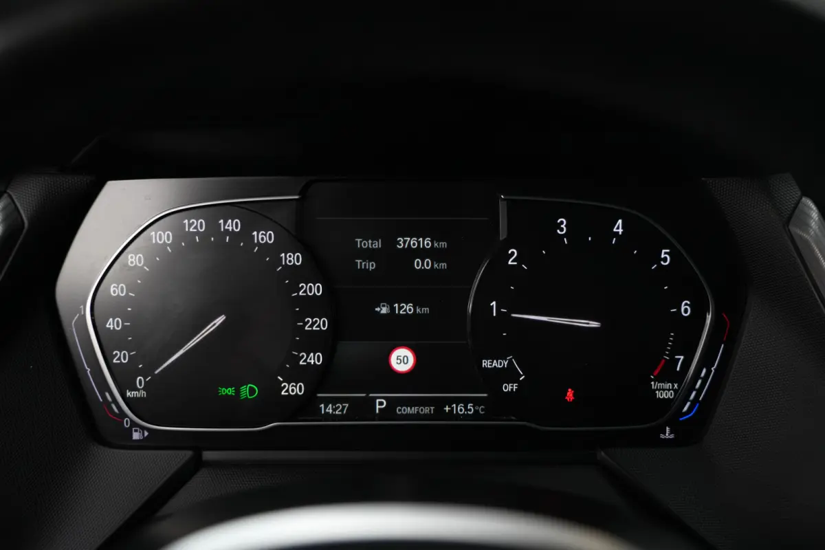 118i M Sport High Executive | 141 PK | Navigatie | Apple CarPlay/Android Auto | Stoelverwarming | BMW 1-serie 118i High Executive met 141 PK uit een 1.5-liter driecilinder benzinemotor, lede