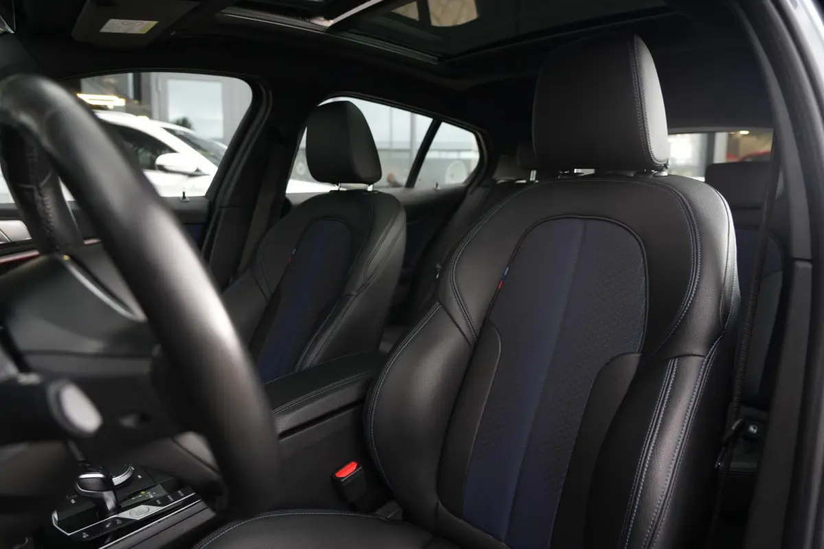 118i M Sport High Executive | 141 PK | Navigatie | Apple CarPlay/Android Auto | Stoelverwarming | BMW 1-serie 118i High Executive met 141 PK uit een 1.5-liter driecilinder benzinemotor, lede