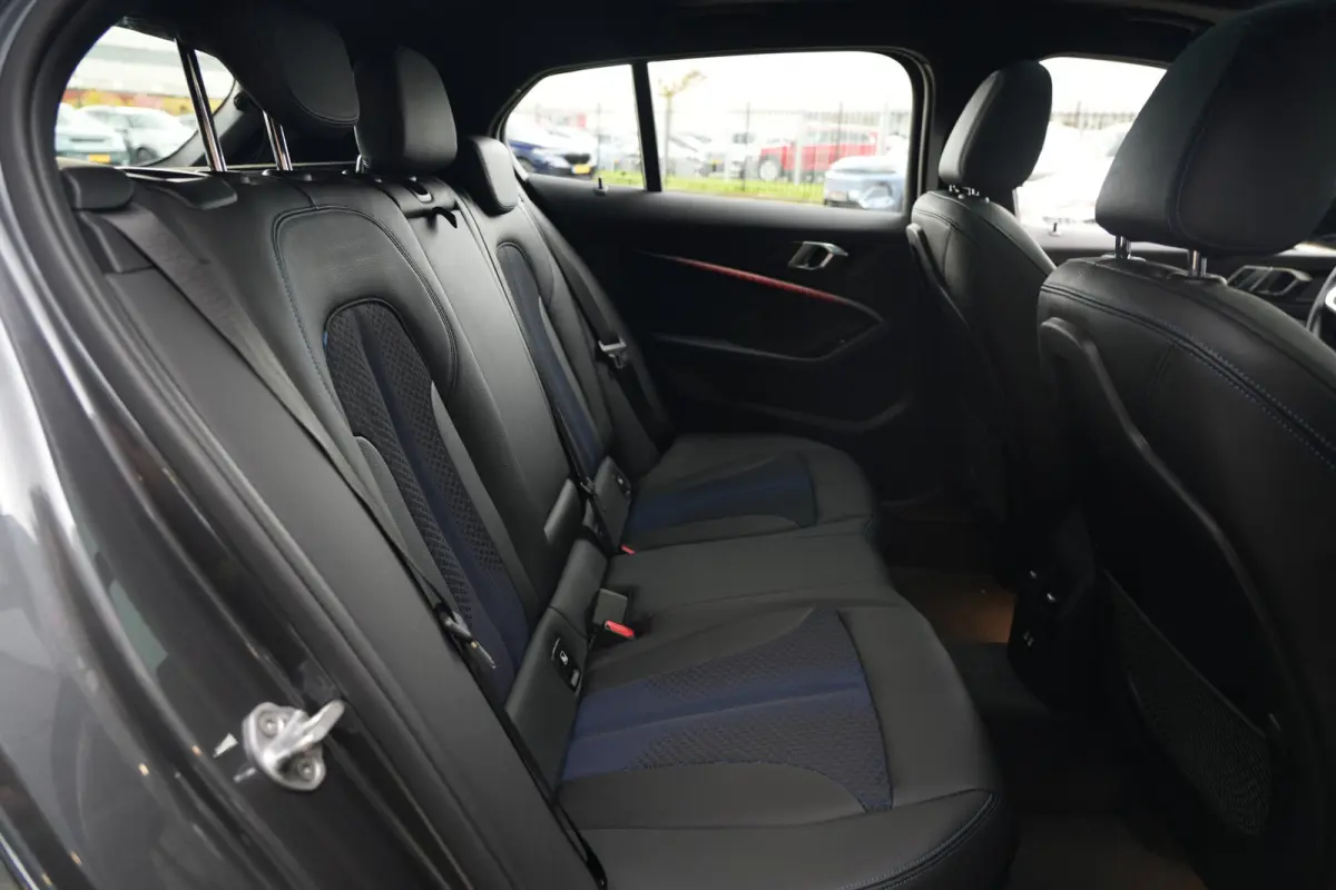118i M Sport High Executive | 141 PK | Navigatie | Apple CarPlay/Android Auto | Stoelverwarming | BMW 1-serie 118i High Executive met 141 PK uit een 1.5-liter driecilinder benzinemotor, lede