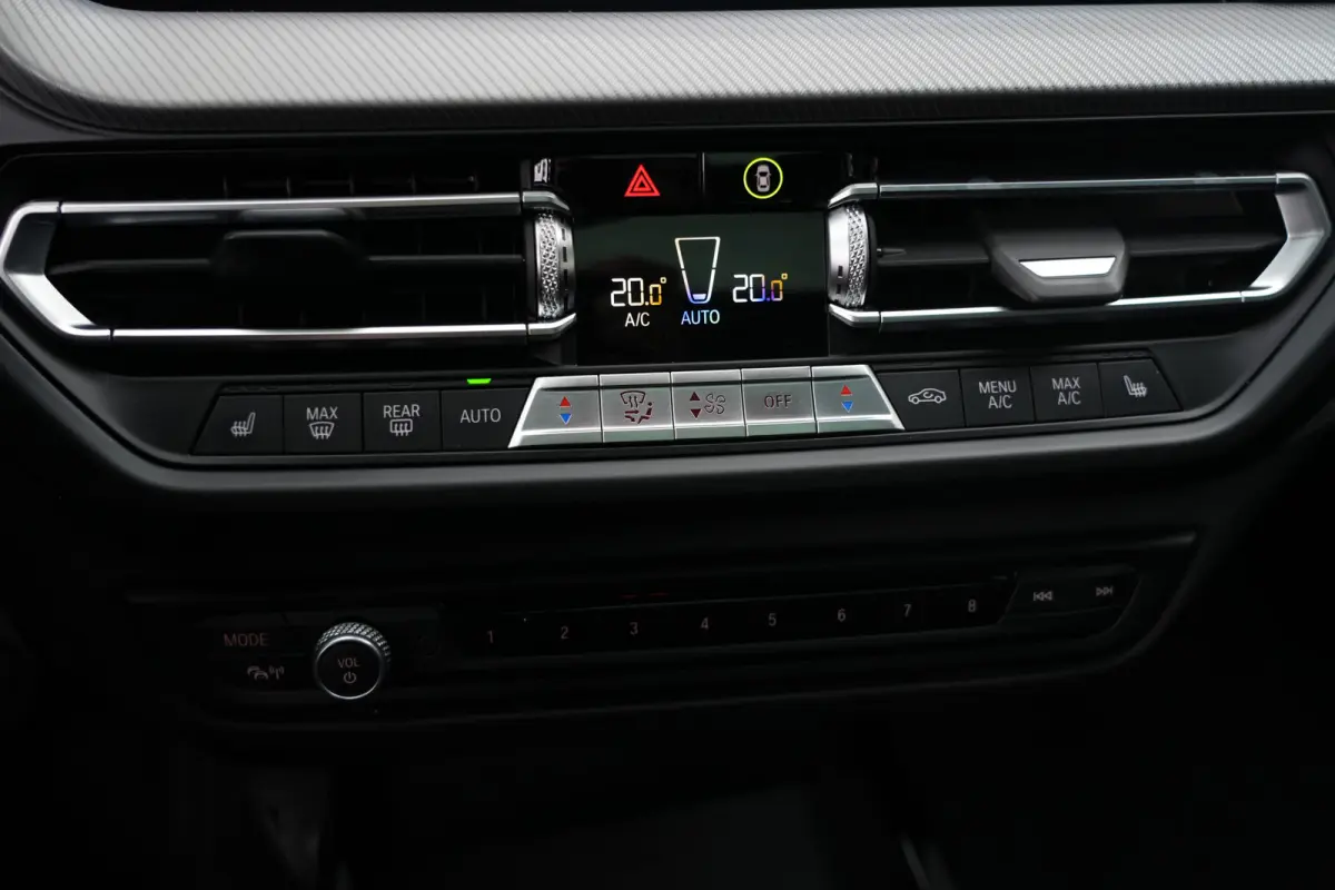 118i M Sport High Executive | 141 PK | Navigatie | Apple CarPlay/Android Auto | Stoelverwarming | BMW 1-serie 118i High Executive met 141 PK uit een 1.5-liter driecilinder benzinemotor, lede
