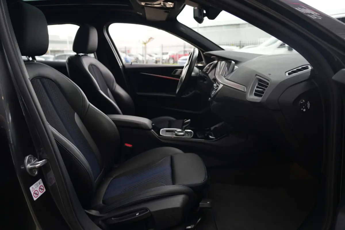 118i M Sport High Executive | 141 PK | Navigatie | Apple CarPlay/Android Auto | Stoelverwarming | BMW 1-serie 118i High Executive met 141 PK uit een 1.5-liter driecilinder benzinemotor, lede