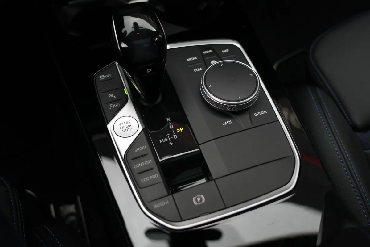 118i M Sport High Executive | 141 PK | Navigatie | Apple CarPlay/Android Auto | Stoelverwarming | BMW 1-serie 118i High Executive met 141 PK uit een 1.5-liter driecilinder benzinemotor, lede