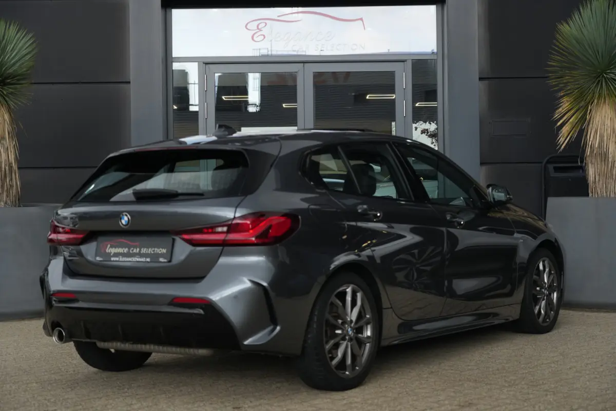 118i M Sport High Executive | 141 PK | Navigatie | Apple CarPlay/Android Auto | Stoelverwarming | BMW 1-serie 118i High Executive met 141 PK uit een 1.5-liter driecilinder benzinemotor, lede