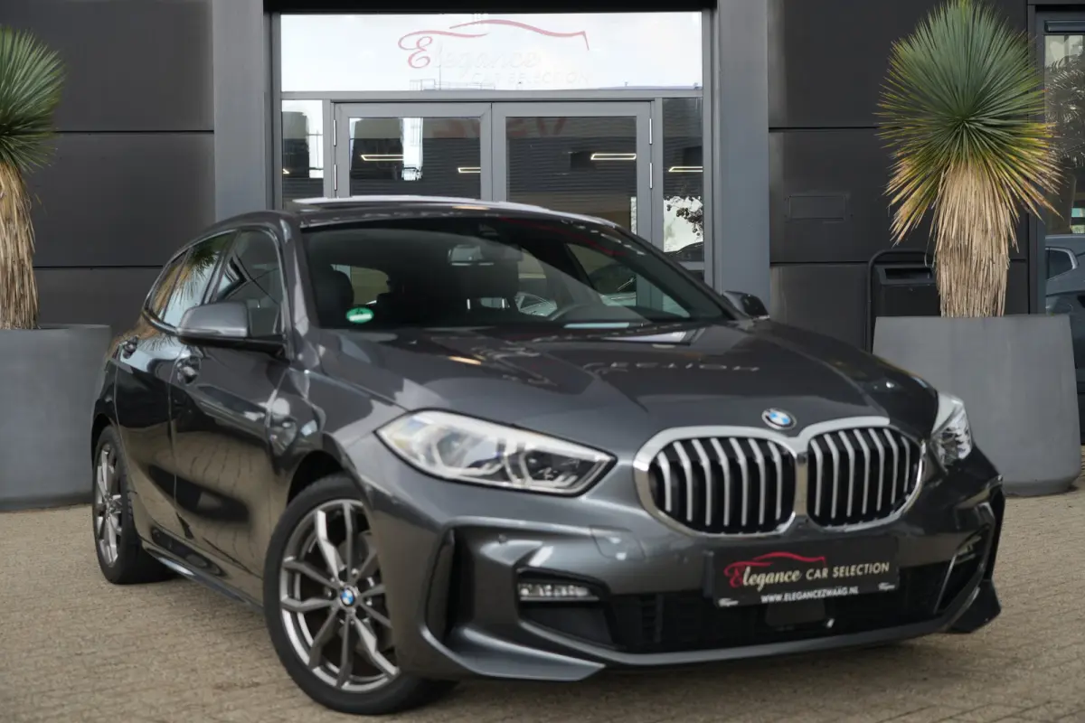 118i M Sport High Executive | 141 PK | Navigatie | Apple CarPlay/Android Auto | Stoelverwarming | BMW 1-serie 118i High Executive met 141 PK uit een 1.5-liter driecilinder benzinemotor, lede