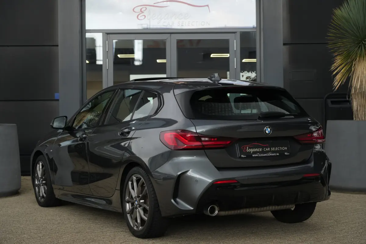 118i M Sport High Executive | 141 PK | Navigatie | Apple CarPlay/Android Auto | Stoelverwarming | BMW 1-serie 118i High Executive met 141 PK uit een 1.5-liter driecilinder benzinemotor, lede