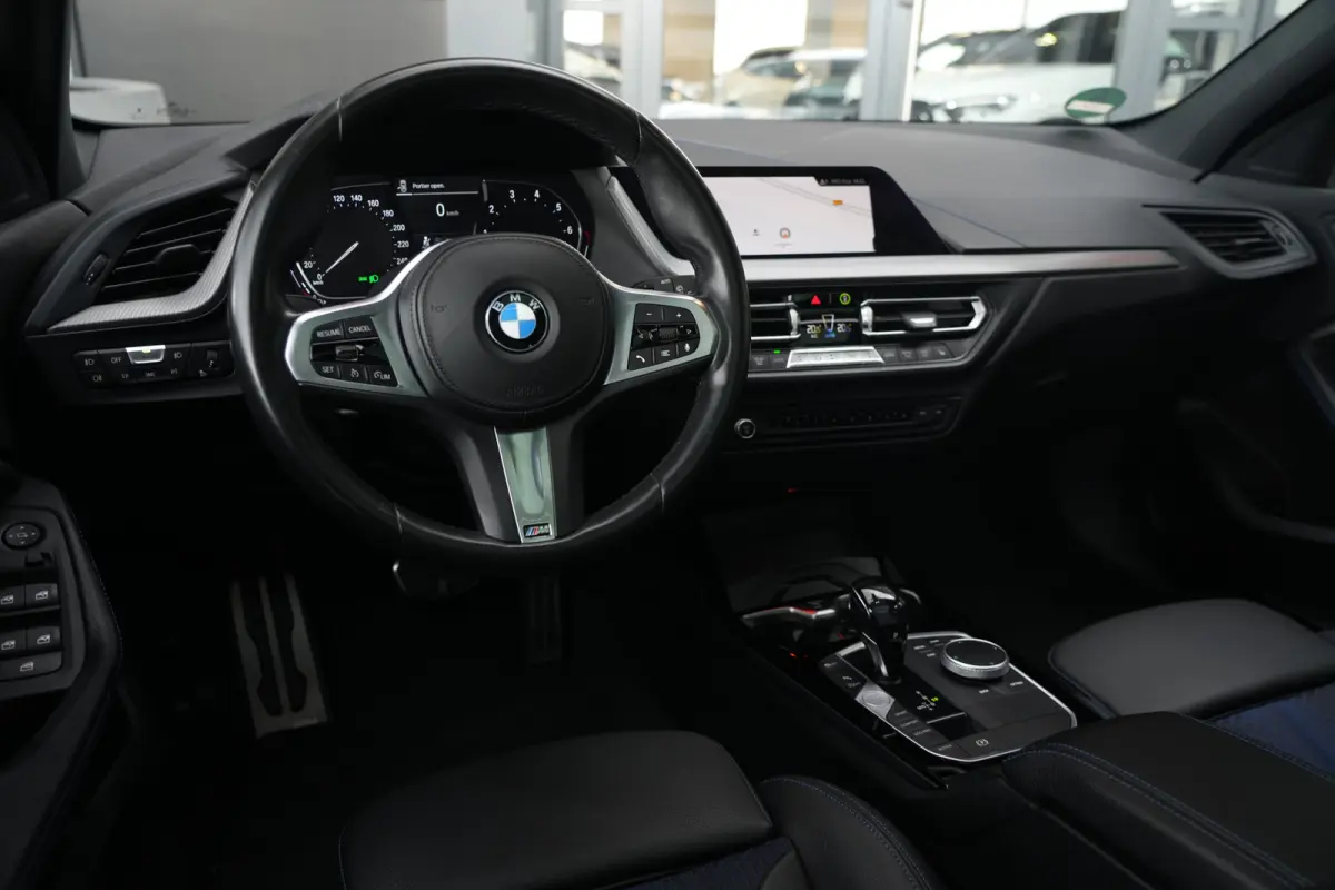 118i M Sport High Executive | 141 PK | Navigatie | Apple CarPlay/Android Auto | Stoelverwarming | BMW 1-serie 118i High Executive met 141 PK uit een 1.5-liter driecilinder benzinemotor, lede