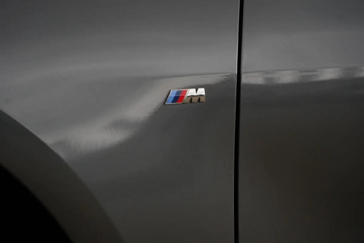 118i M Sport High Executive | 141 PK | Navigatie | Apple CarPlay/Android Auto | Stoelverwarming | BMW 1-serie 118i High Executive met 141 PK uit een 1.5-liter driecilinder benzinemotor, lede