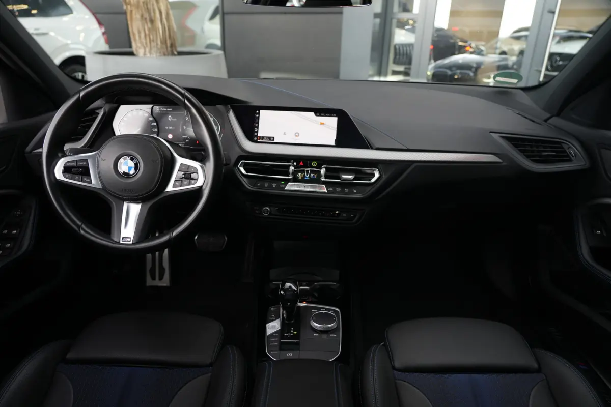 118i M Sport High Executive | 141 PK | Navigatie | Apple CarPlay/Android Auto | Stoelverwarming | BMW 1-serie 118i High Executive met 141 PK uit een 1.5-liter driecilinder benzinemotor, lede