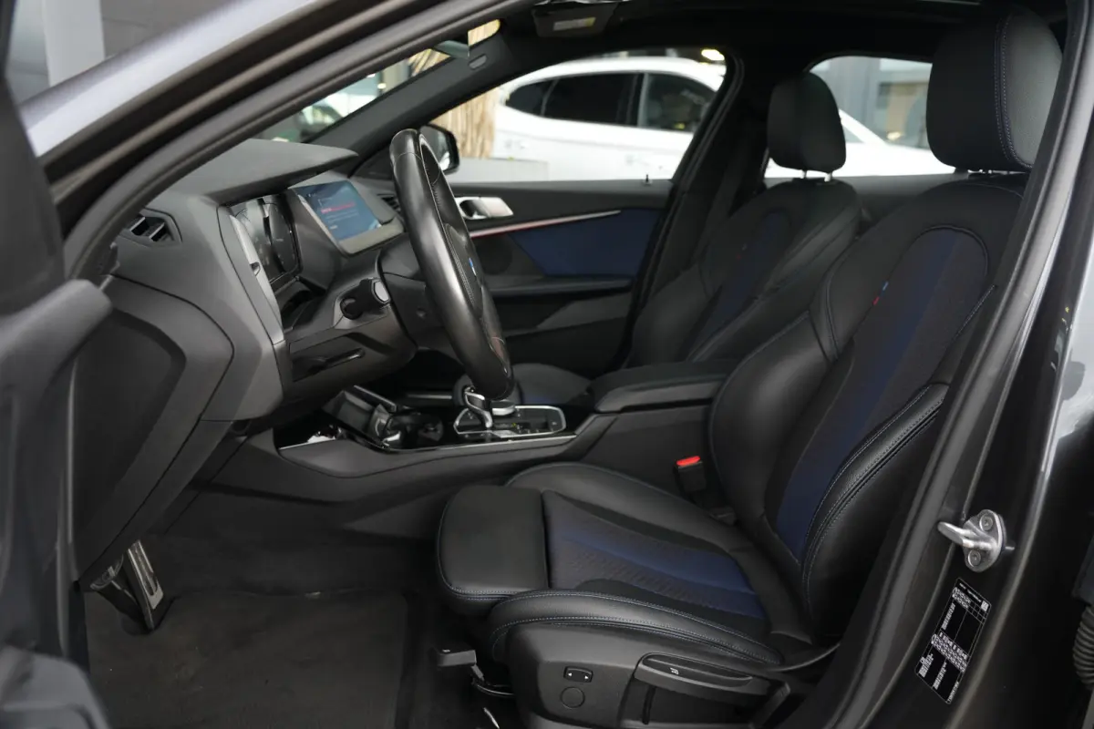 118i M Sport High Executive | 141 PK | Navigatie | Apple CarPlay/Android Auto | Stoelverwarming | BMW 1-serie 118i High Executive met 141 PK uit een 1.5-liter driecilinder benzinemotor, lede
