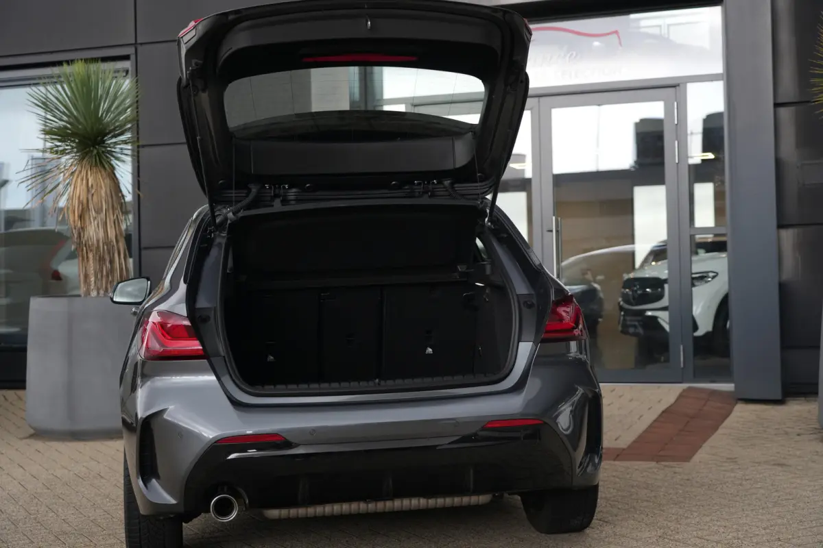 118i M Sport High Executive | 141 PK | Navigatie | Apple CarPlay/Android Auto | Stoelverwarming | BMW 1-serie 118i High Executive met 141 PK uit een 1.5-liter driecilinder benzinemotor, lede