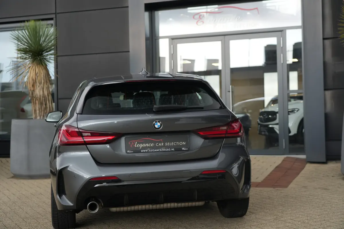 118i M Sport High Executive | 141 PK | Navigatie | Apple CarPlay/Android Auto | Stoelverwarming | BMW 1-serie 118i High Executive met 141 PK uit een 1.5-liter driecilinder benzinemotor, lede