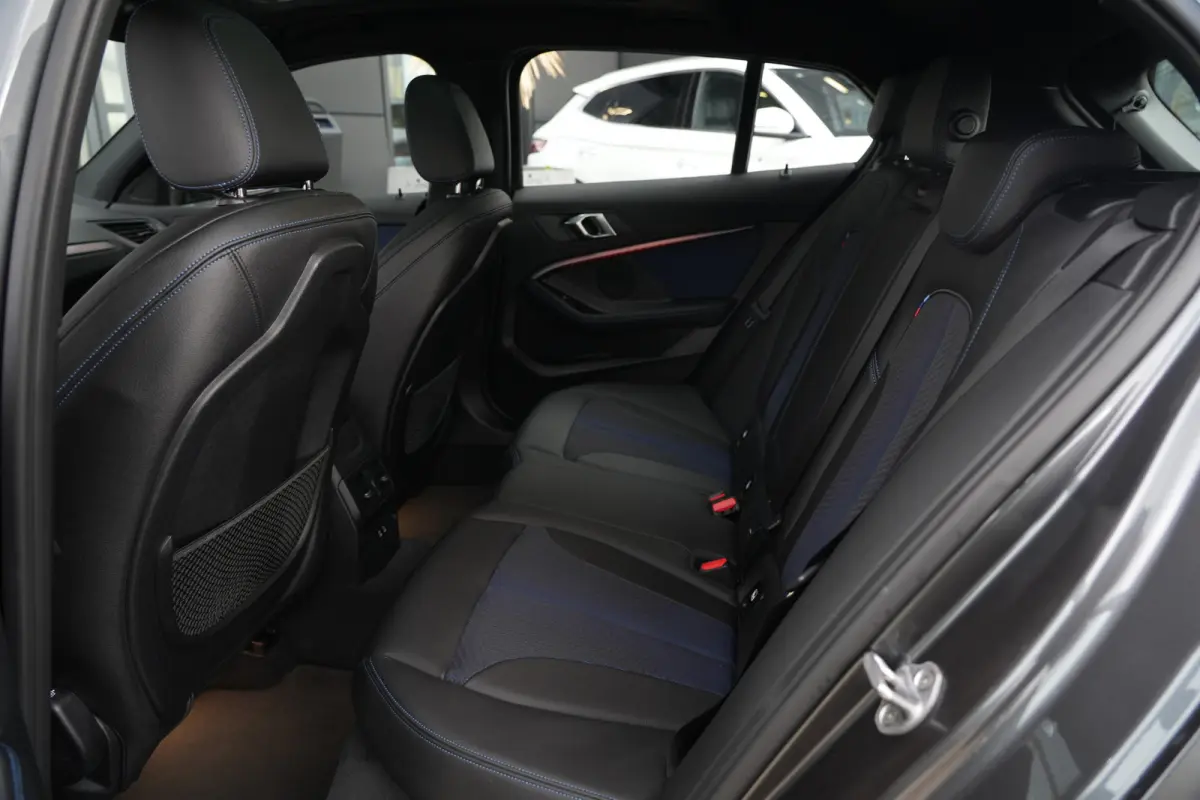 118i M Sport High Executive | 141 PK | Navigatie | Apple CarPlay/Android Auto | Stoelverwarming | BMW 1-serie 118i High Executive met 141 PK uit een 1.5-liter driecilinder benzinemotor, lede