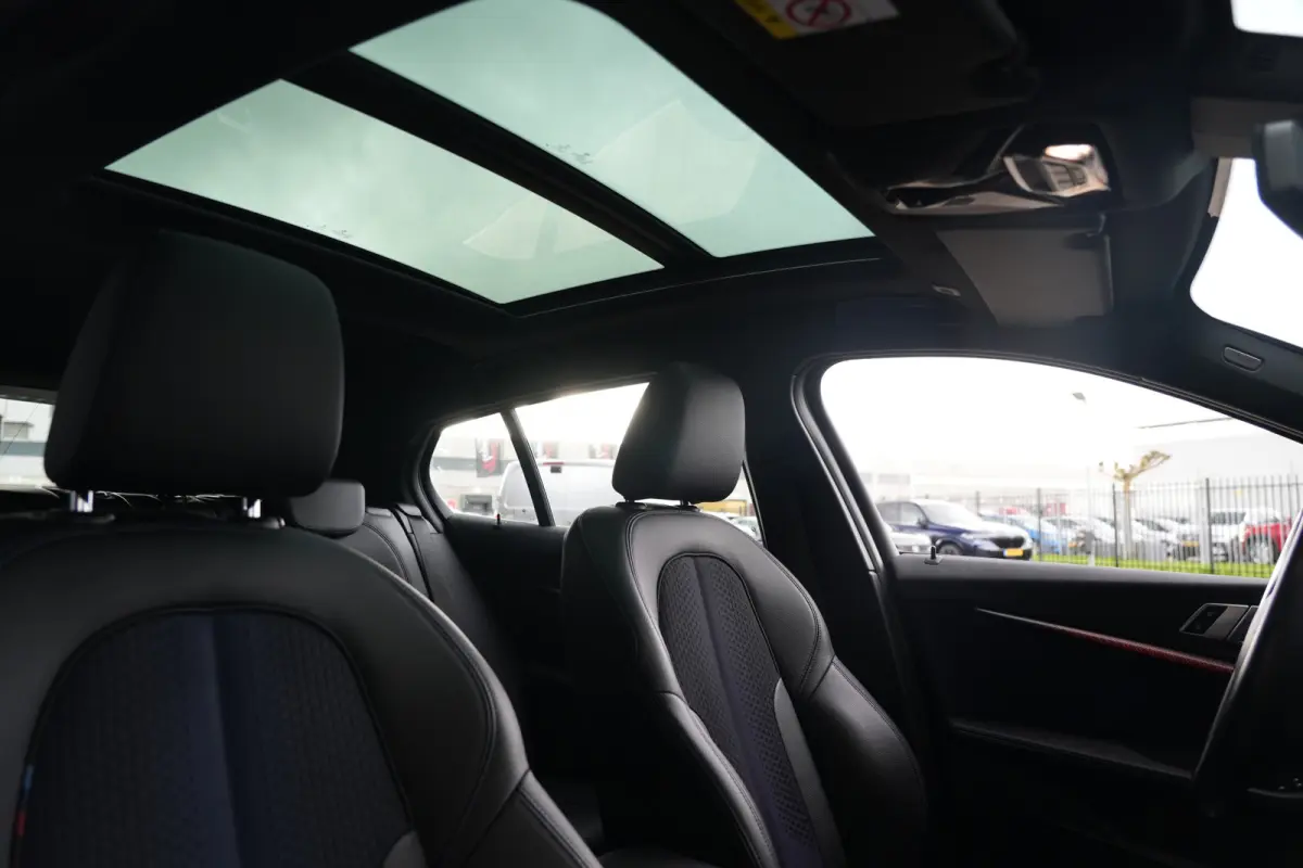 118i M Sport High Executive | 141 PK | Navigatie | Apple CarPlay/Android Auto | Stoelverwarming | BMW 1-serie 118i High Executive met 141 PK uit een 1.5-liter driecilinder benzinemotor, lede
