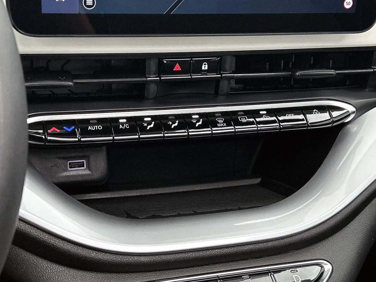 Icon | SOH: 95,25% | Apple Carplay/Android Auto | Parkeersensoren Achter | Stoelverwarming