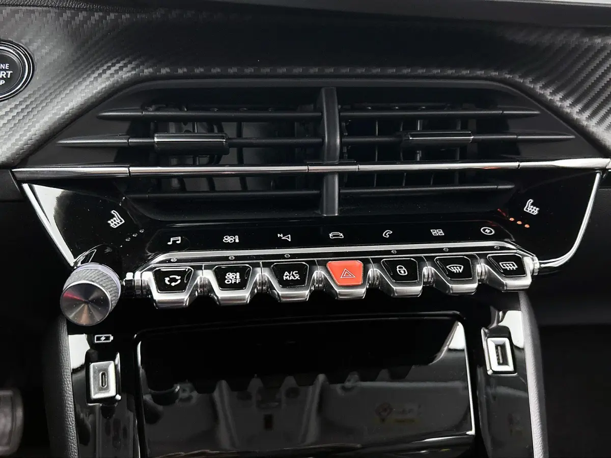 SUV EV Allure Pack 50 kWh 136pk | Accu 91% | Navigatie | Achteruitrijcamera | 3D Cockpit | Climate Control | Cruise Control | Parkeersensoren | Stoelverwarming | Keyless start | Bluetooth | 
