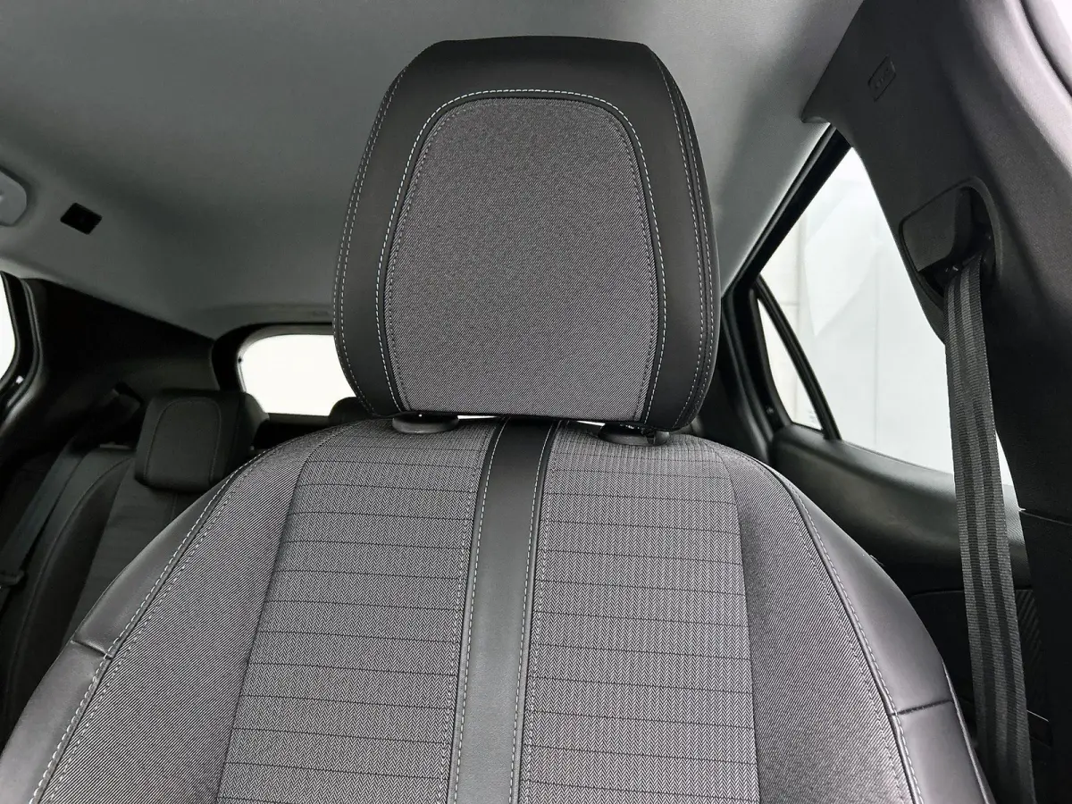 SUV EV Allure Pack 50 kWh 136pk | Accu 91% | Navigatie | Achteruitrijcamera | 3D Cockpit | Climate Control | Cruise Control | Parkeersensoren | Stoelverwarming | Keyless start | Bluetooth | 