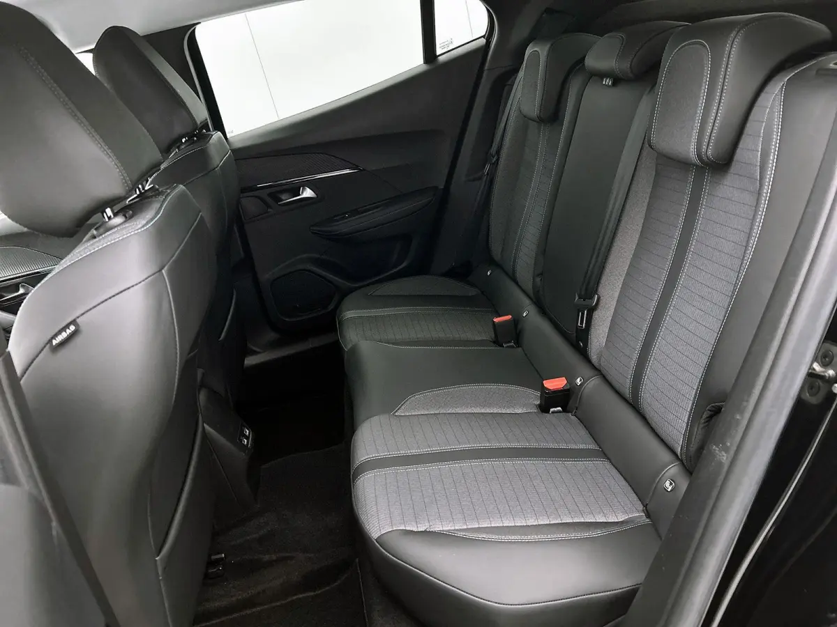 SUV EV Allure Pack 50 kWh 136pk | Accu 91% | Navigatie | Achteruitrijcamera | 3D Cockpit | Climate Control | Cruise Control | Parkeersensoren | Stoelverwarming | Keyless start | Bluetooth | 