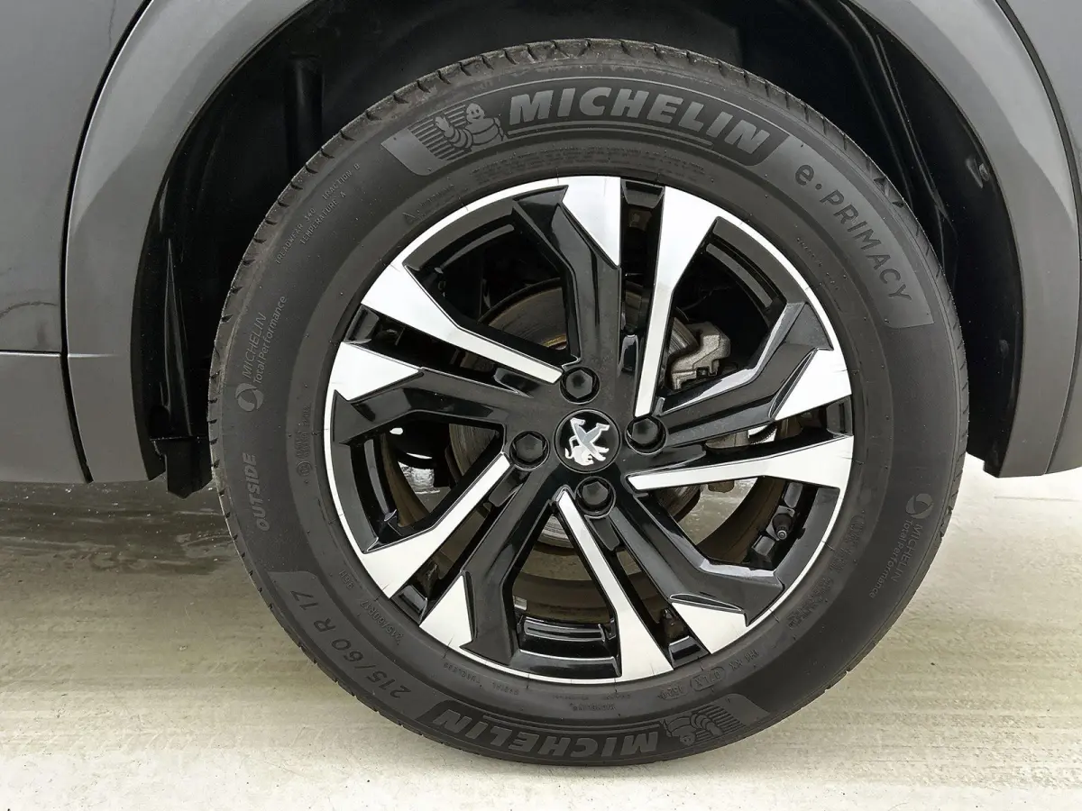 SUV EV Allure Pack 50 kWh 136pk | Accu 91% | Navigatie | Achteruitrijcamera | 3D Cockpit | Climate Control | Cruise Control | Parkeersensoren | Stoelverwarming | Keyless start | Bluetooth | 