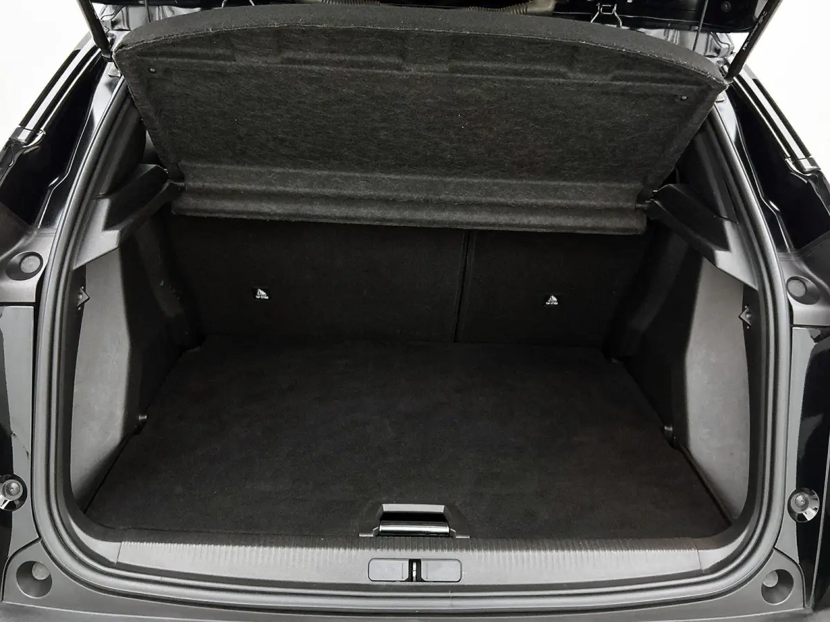 SUV EV Allure Pack 50 kWh 136pk | Accu 91% | Navigatie | Achteruitrijcamera | 3D Cockpit | Climate Control | Cruise Control | Parkeersensoren | Stoelverwarming | Keyless start | Bluetooth | 