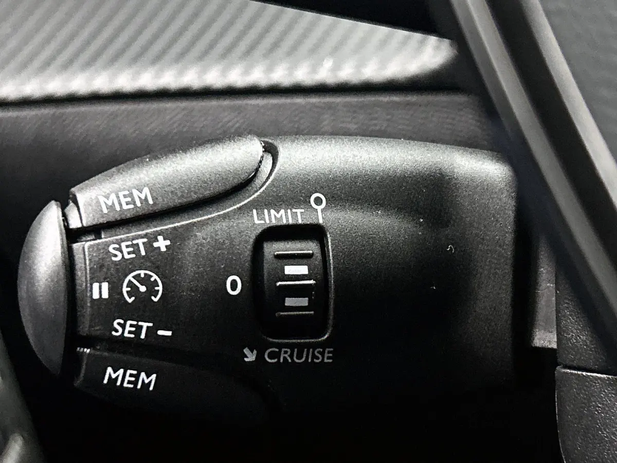 SUV EV Allure Pack 50 kWh 136pk | Accu 91% | Navigatie | Achteruitrijcamera | 3D Cockpit | Climate Control | Cruise Control | Parkeersensoren | Stoelverwarming | Keyless start | Bluetooth | 