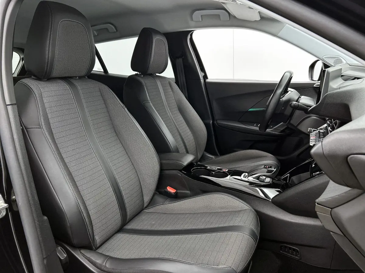 SUV EV Allure Pack 50 kWh 136pk | Accu 91% | Navigatie | Achteruitrijcamera | 3D Cockpit | Climate Control | Cruise Control | Parkeersensoren | Stoelverwarming | Keyless start | Bluetooth | 