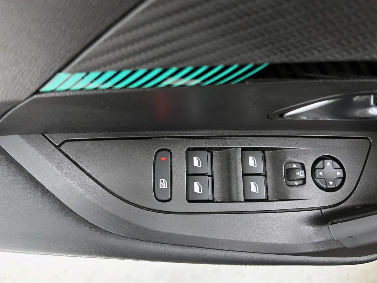 SUV EV Allure Pack 50 kWh 136pk | Accu 91% | Navigatie | Achteruitrijcamera | 3D Cockpit | Climate Control | Cruise Control | Parkeersensoren | Stoelverwarming | Keyless start | Bluetooth | 
