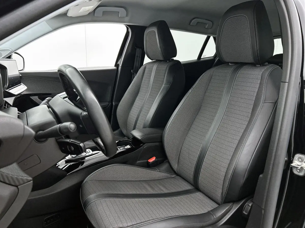 SUV EV Allure Pack 50 kWh 136pk | Accu 91% | Navigatie | Achteruitrijcamera | 3D Cockpit | Climate Control | Cruise Control | Parkeersensoren | Stoelverwarming | Keyless start | Bluetooth | 