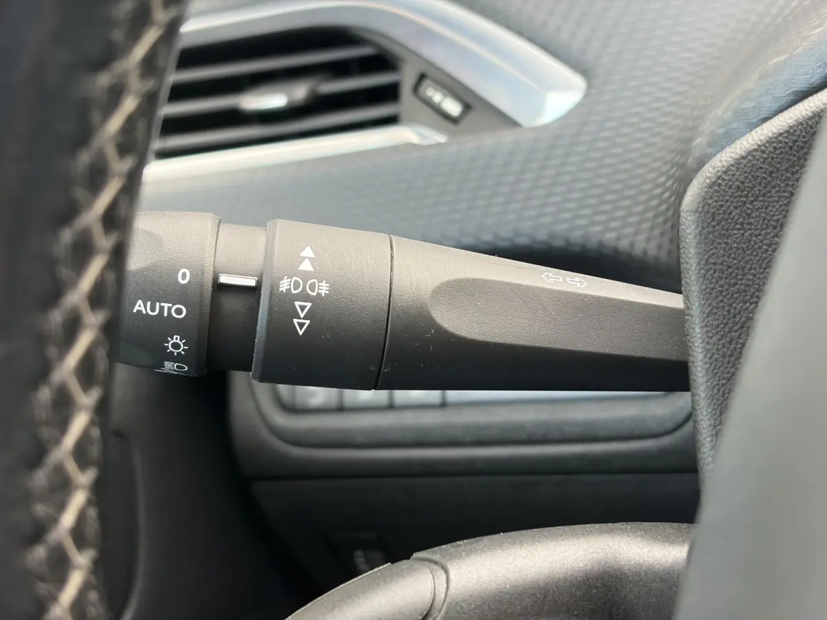 1.2 PureTech Allure ✓2e Eigenaar✓110pk✓D-riem vv in 03-2024✓Carplay✓Halfleder✓Navi✓Clima✓Cruise✓Lm velgen✓Pdc✓N.A.P✓Apk tot 04-2027