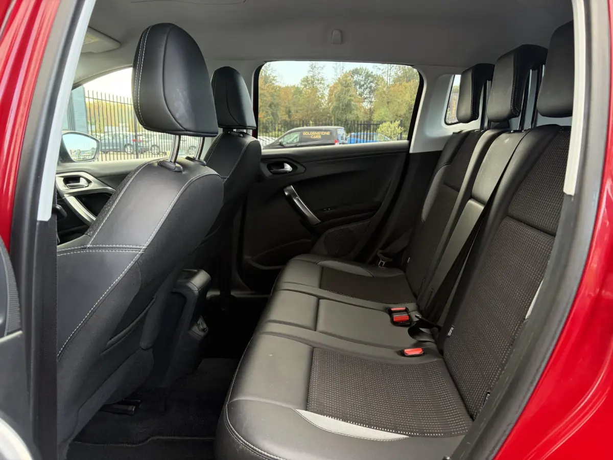 1.2 PureTech Allure ✓2e Eigenaar✓110pk✓D-riem vv in 03-2024✓Carplay✓Halfleder✓Navi✓Clima✓Cruise✓Lm velgen✓Pdc✓N.A.P✓Apk tot 04-2027