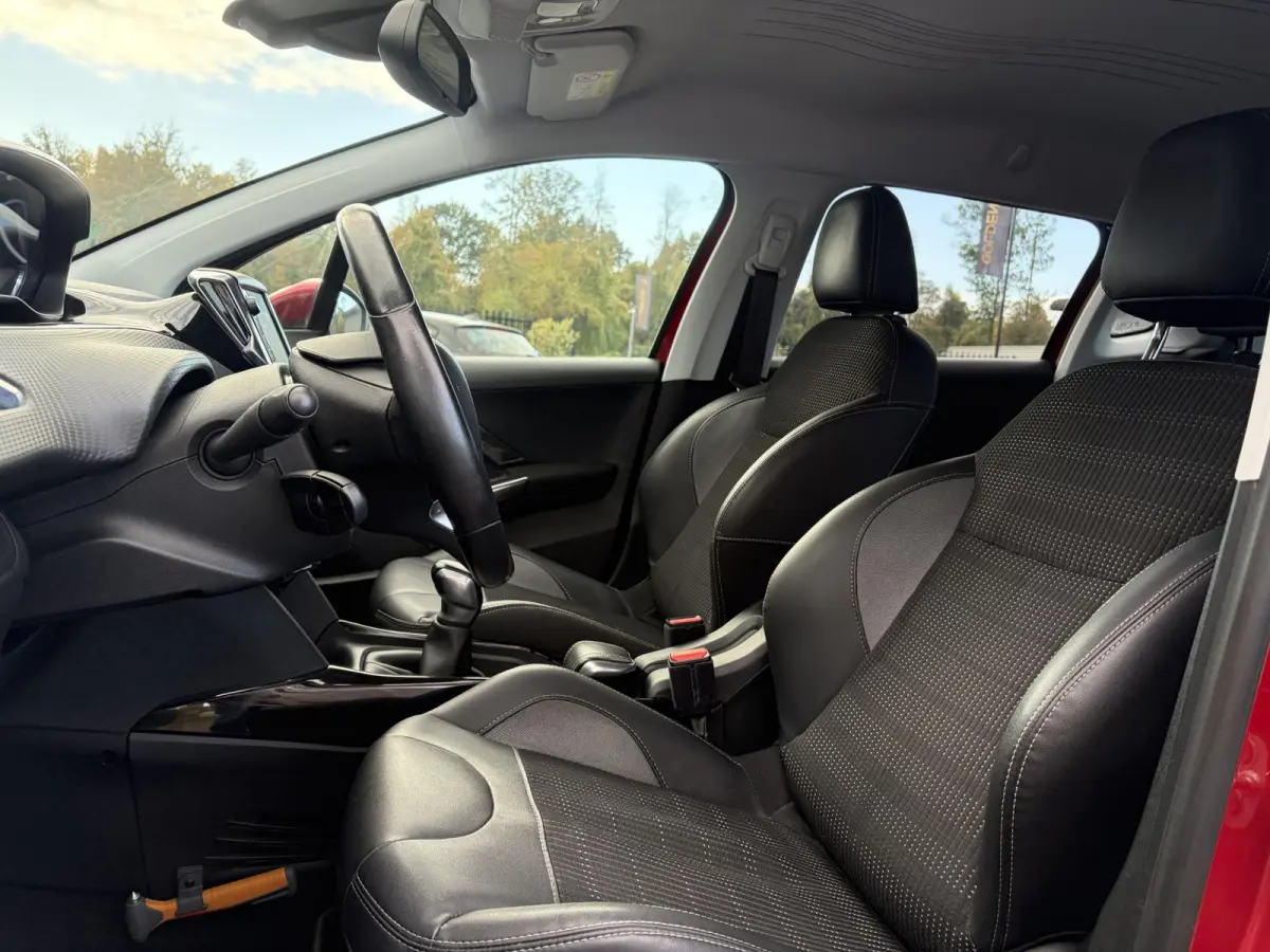 1.2 PureTech Allure ✓2e Eigenaar✓110pk✓D-riem vv in 03-2024✓Carplay✓Halfleder✓Navi✓Clima✓Cruise✓Lm velgen✓Pdc✓N.A.P✓Apk tot 04-2027
