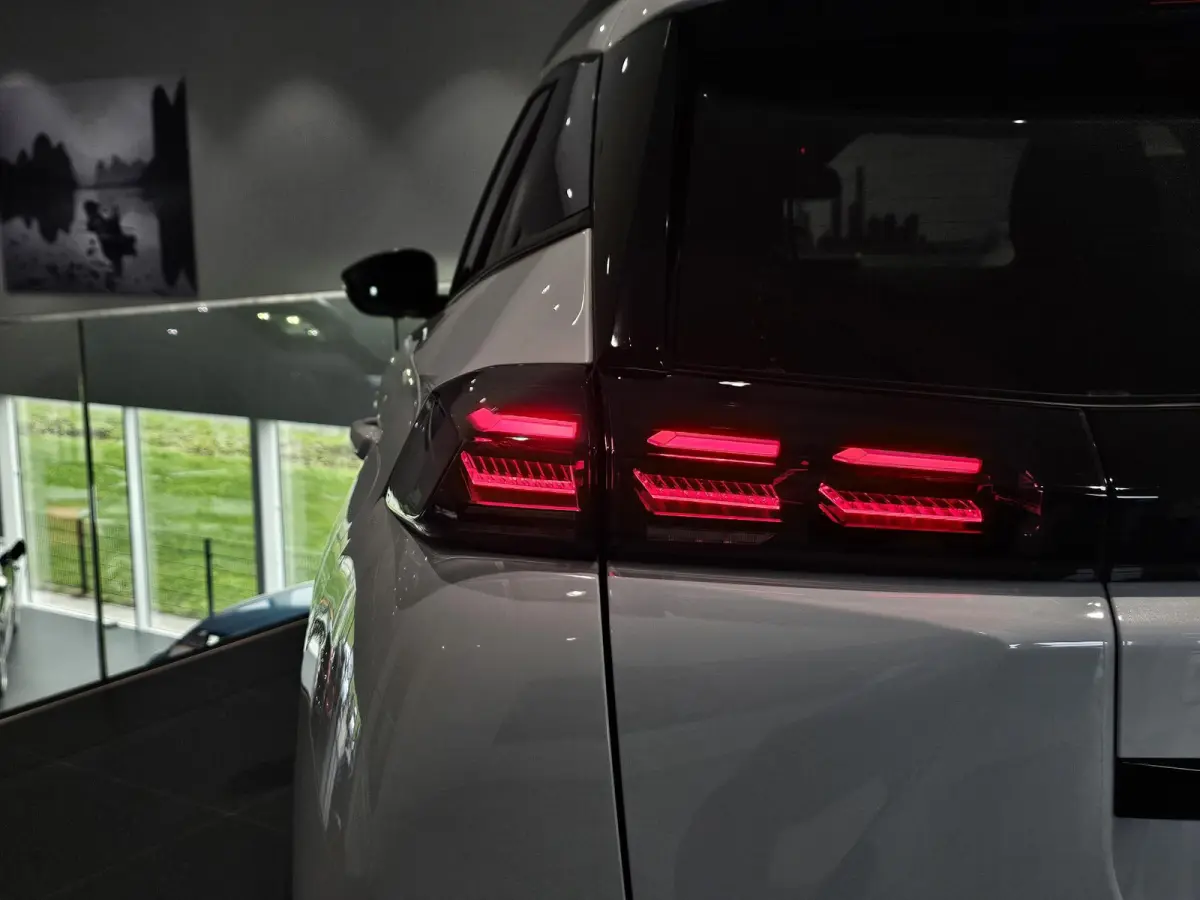 1.2 Hybrid 145 Allure