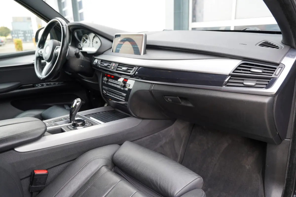 xDrive40e iPerformance High Executive 358pk | M Sportpakket | Achteruitrijcamera | Elektrisch bedienbare achterklep | LED koplampen | Navigatiesysteem full map | Trekhaak elektrisch bedienba