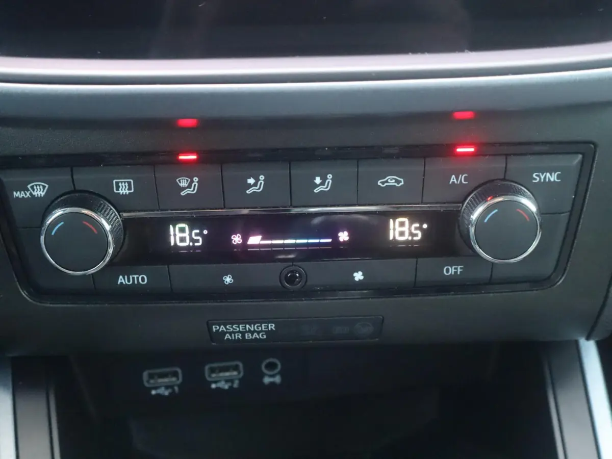 1.0 TSI 95pk Style Business Intense | Trekhaak | Navigatie | Achteruitrijcamera
