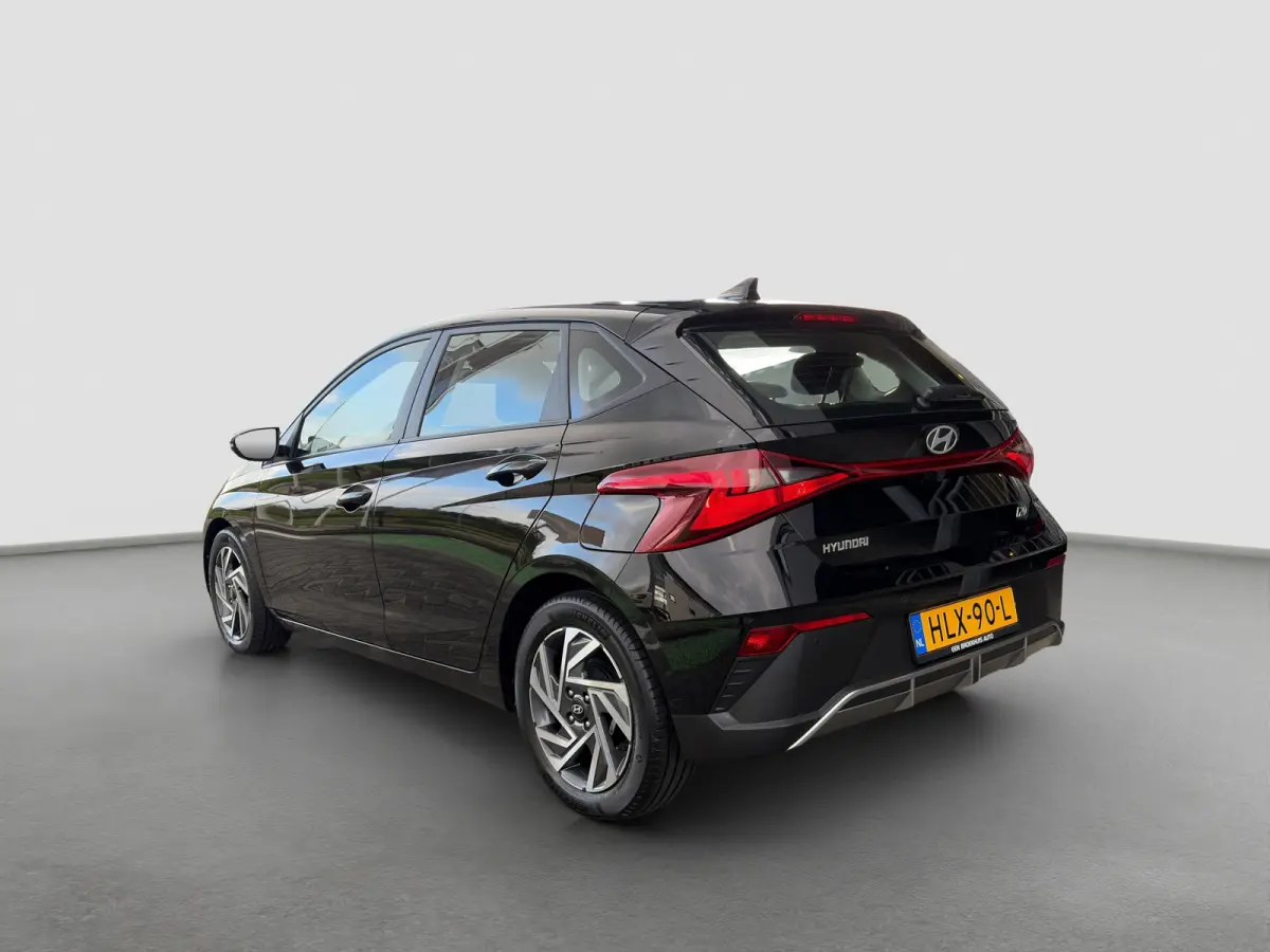 1.2 MPI 85pk Comfort | Carplay | Camera | Navigatie |16-inch Velgen | Cruise control | DAB | Bluetooth | Parkeersensoren | BLIS | Airco | Middenarmsteun
