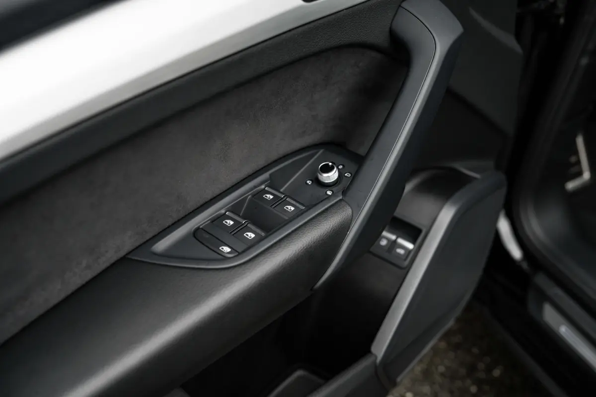 55 TFSI e S edition Competition | Achteruitrijcamera | Apple Carplay/Android Auto|telefoonintegratie premium | Cruise control adaptief met Stop&Go | Luchtvering | Panoramadak | Trekhaak | Me