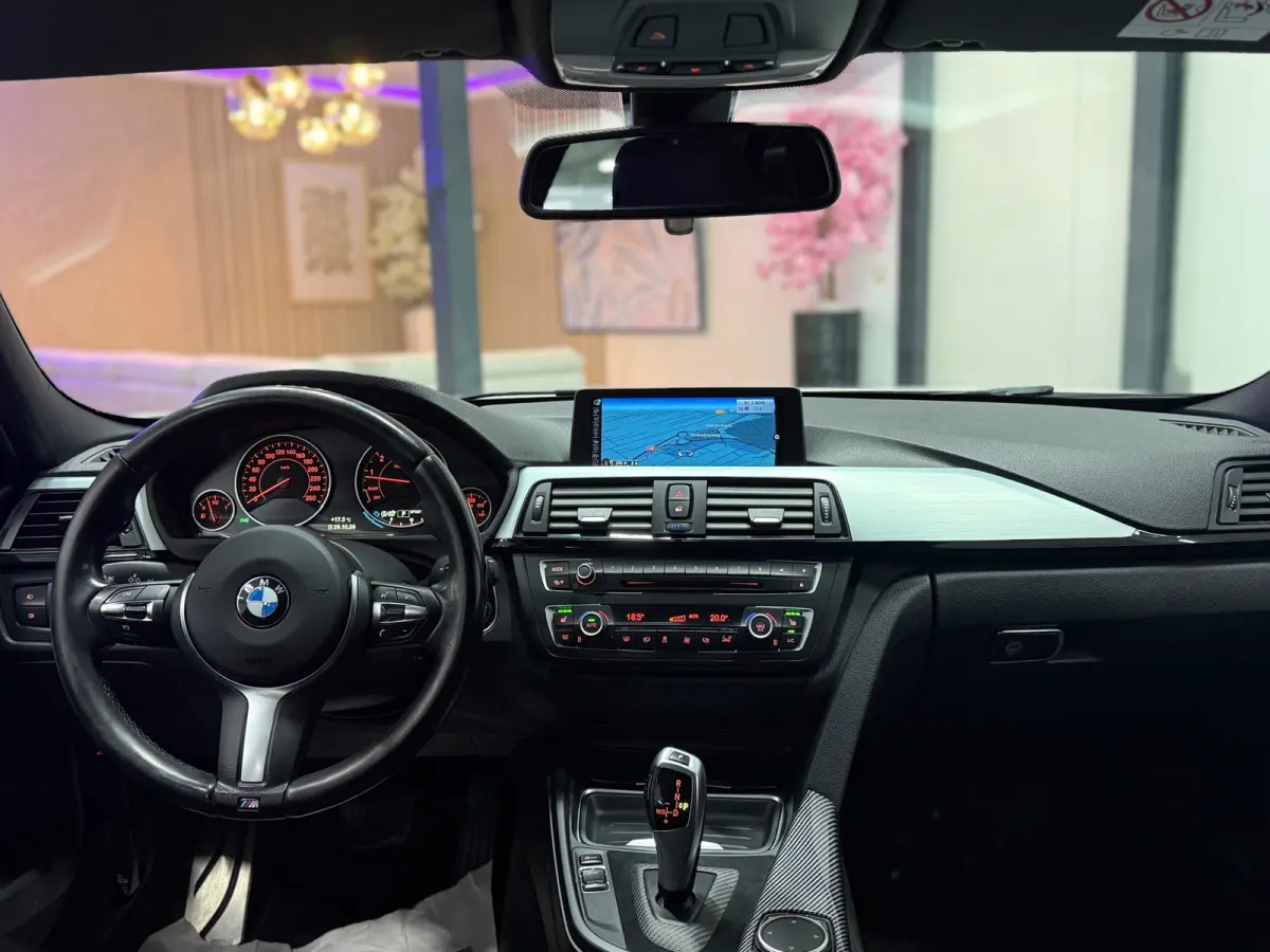 316i M Pakket High Executive | Trekhaak | NAP | Navi | Cruise | Xenon | Keyless | Big Brake Upgrade| Alcantara