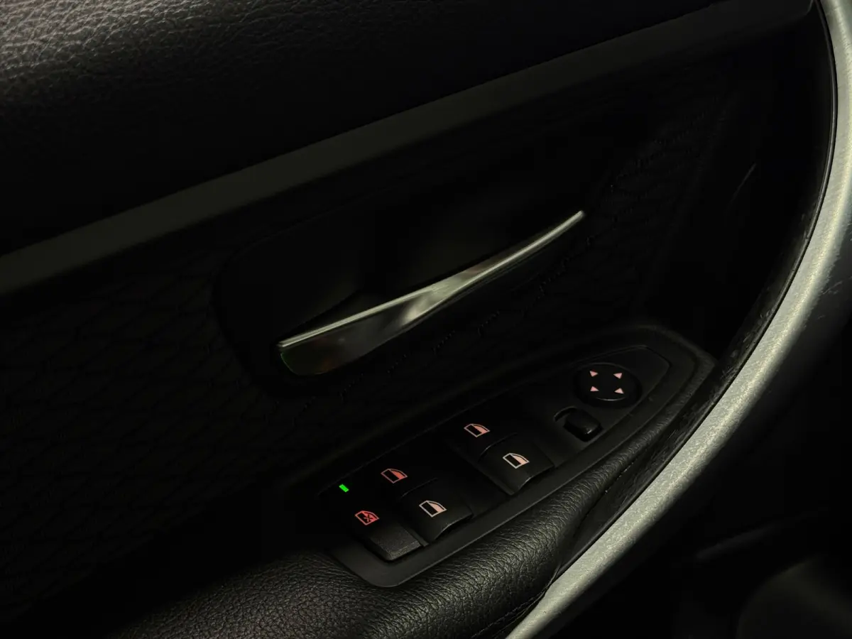 316i M Pakket High Executive | Trekhaak | NAP | Navi | Cruise | Xenon | Keyless | Big Brake Upgrade| Alcantara