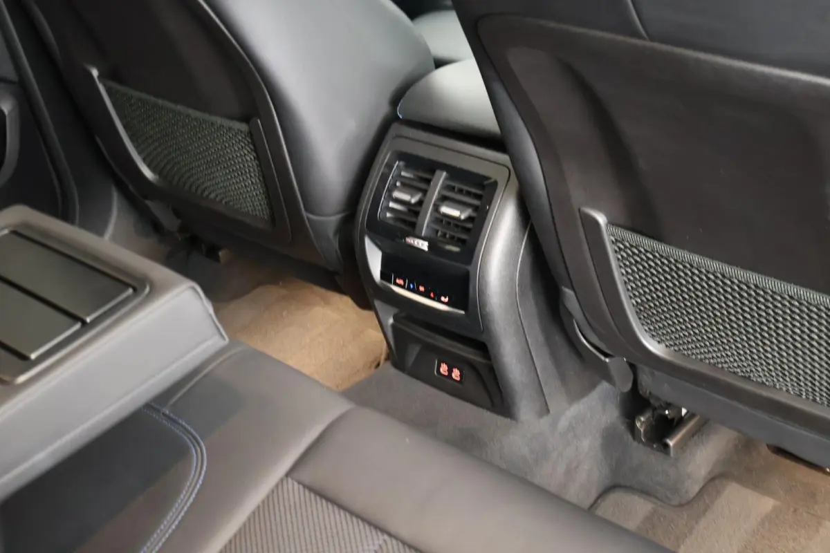 xDrive30e 292pk M-Sport Panoramadak LED Keyless Camera Carplay Stoelverwarming Navigatie ACC