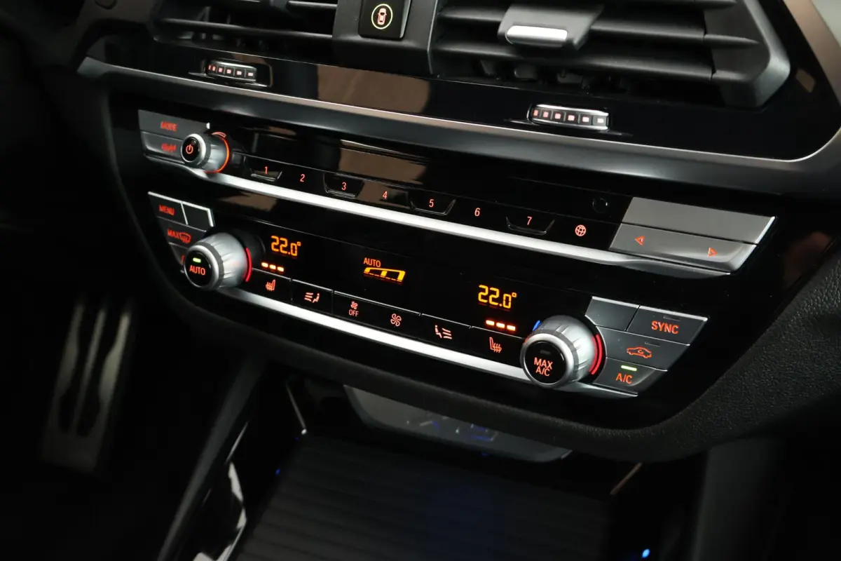 xDrive30e 292pk M-Sport Panoramadak LED Keyless Camera Carplay Stoelverwarming Navigatie ACC