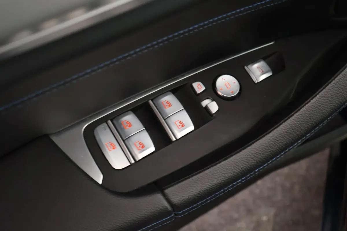 xDrive30e 292pk M-Sport Panoramadak LED Keyless Camera Carplay Stoelverwarming Navigatie ACC