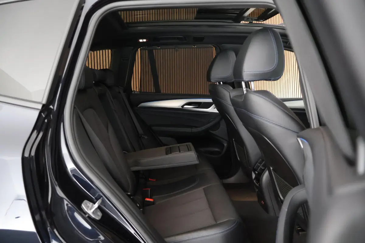 xDrive30e 292pk M-Sport Panoramadak LED Keyless Camera Carplay Stoelverwarming Navigatie ACC