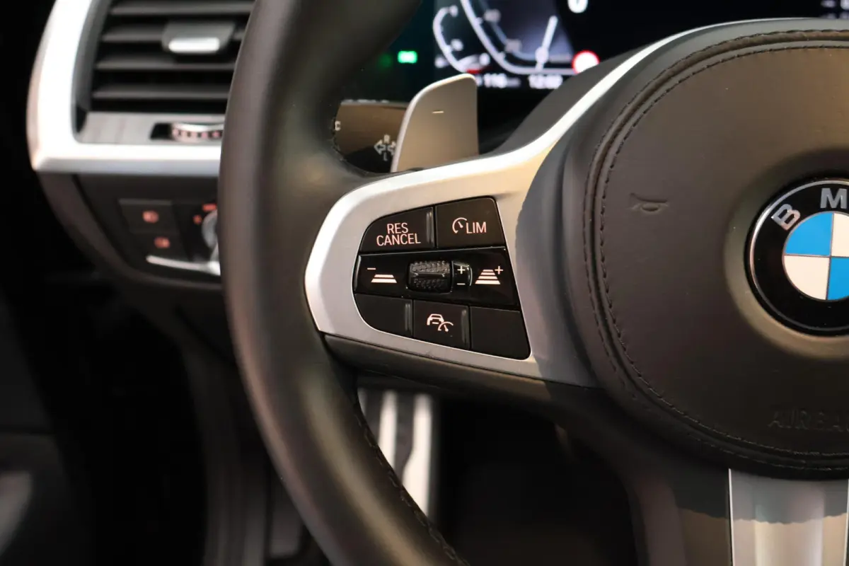 xDrive30e 292pk M-Sport Panoramadak LED Keyless Camera Carplay Stoelverwarming Navigatie ACC
